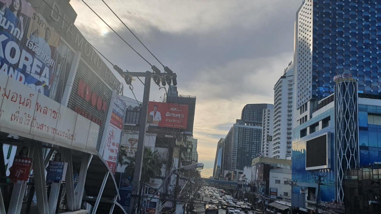 Interchange Tower Serviced Apartment - Sha Extra Plus Bangkok Bagian luar foto