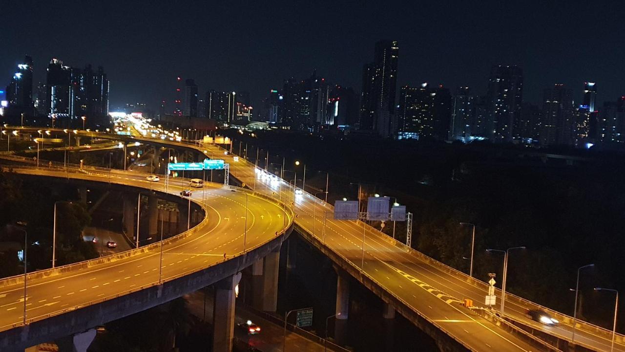 Interchange Tower Serviced Apartment - Sha Extra Plus Bangkok Bagian luar foto