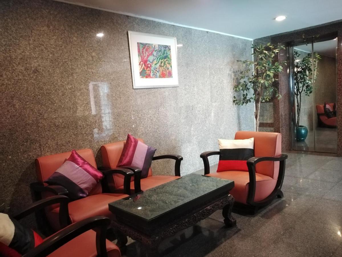 Interchange Tower Serviced Apartment - Sha Extra Plus Bangkok Bagian luar foto