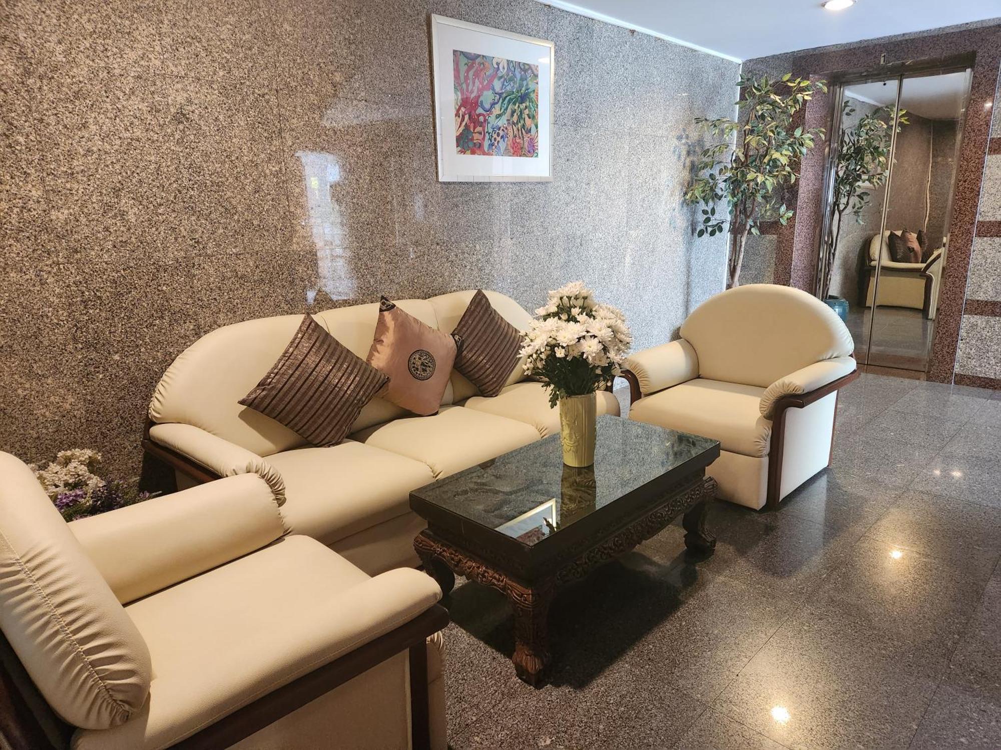 Interchange Tower Serviced Apartment - Sha Extra Plus Bangkok Bagian luar foto