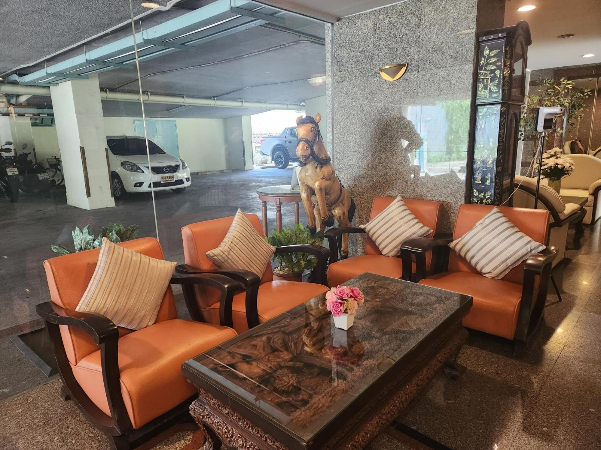 Interchange Tower Serviced Apartment - Sha Extra Plus Bangkok Bagian luar foto