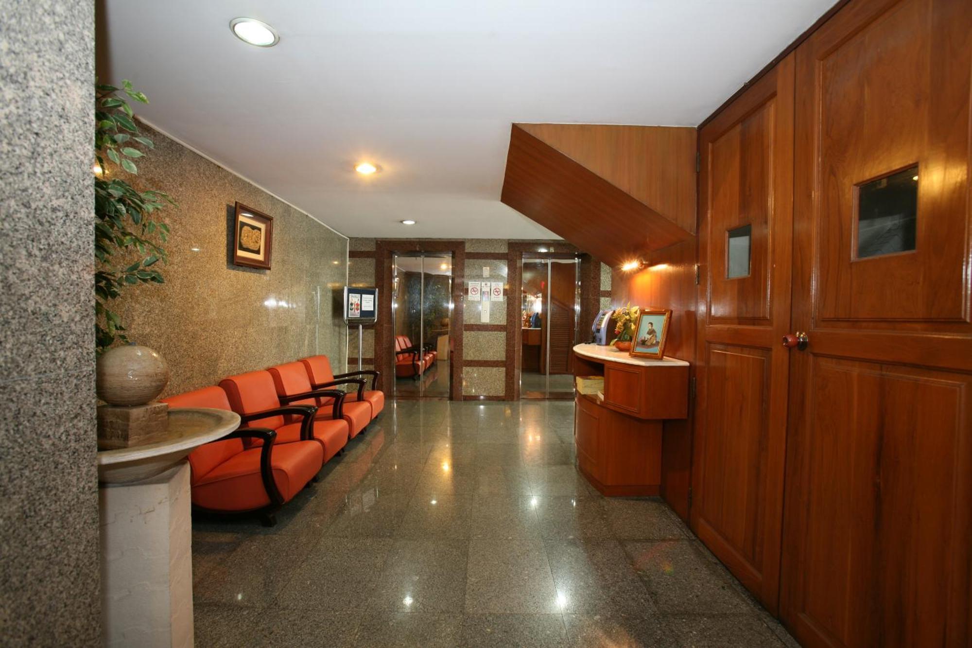 Interchange Tower Serviced Apartment - Sha Extra Plus Bangkok Bagian luar foto
