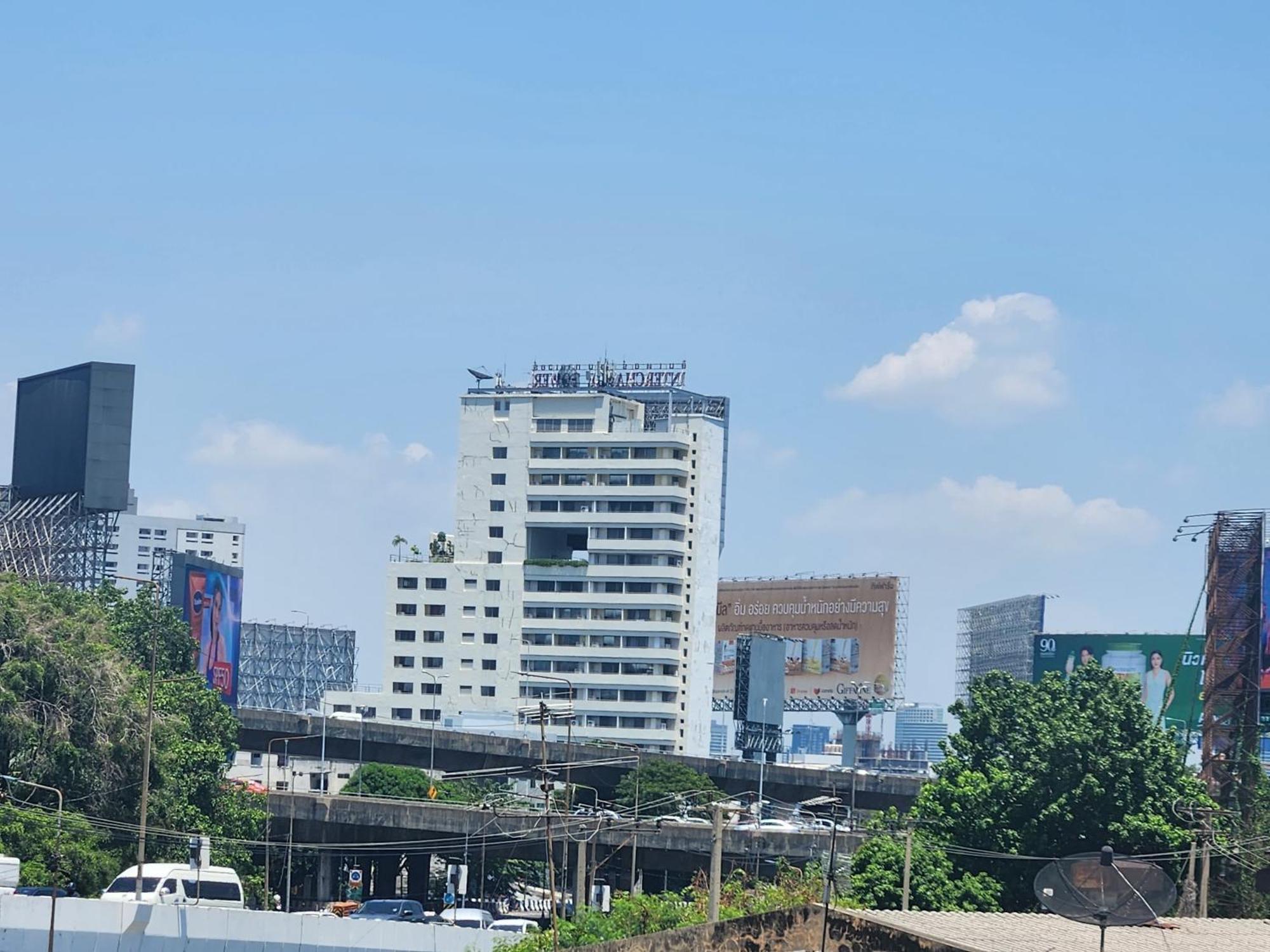 Interchange Tower Serviced Apartment - Sha Extra Plus Bangkok Bagian luar foto
