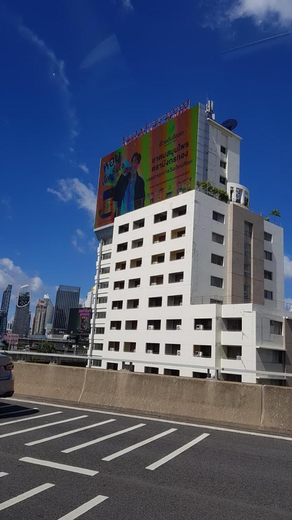 Interchange Tower Serviced Apartment - Sha Extra Plus Bangkok Bagian luar foto