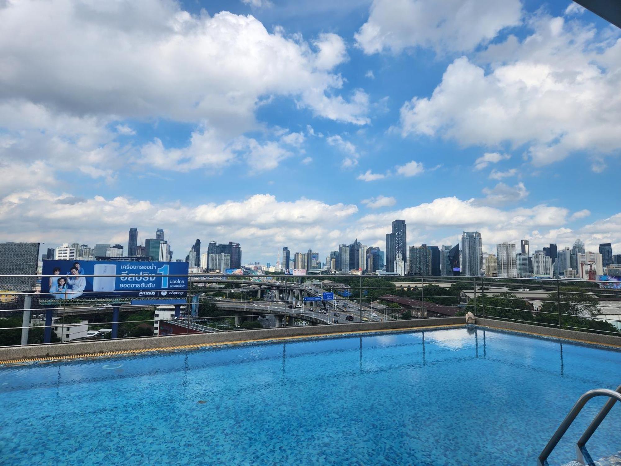 Interchange Tower Serviced Apartment - Sha Extra Plus Bangkok Bagian luar foto