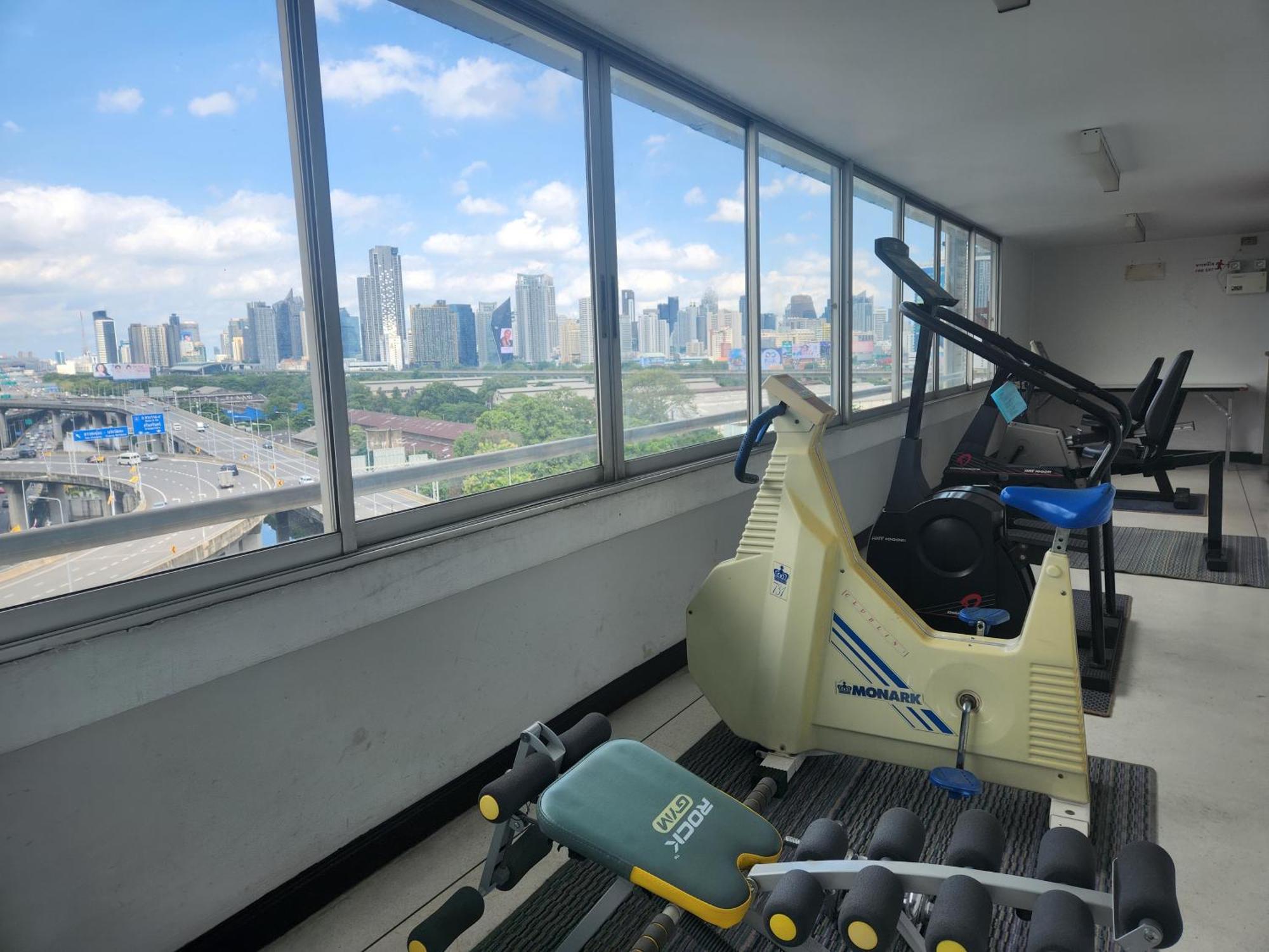Interchange Tower Serviced Apartment - Sha Extra Plus Bangkok Bagian luar foto
