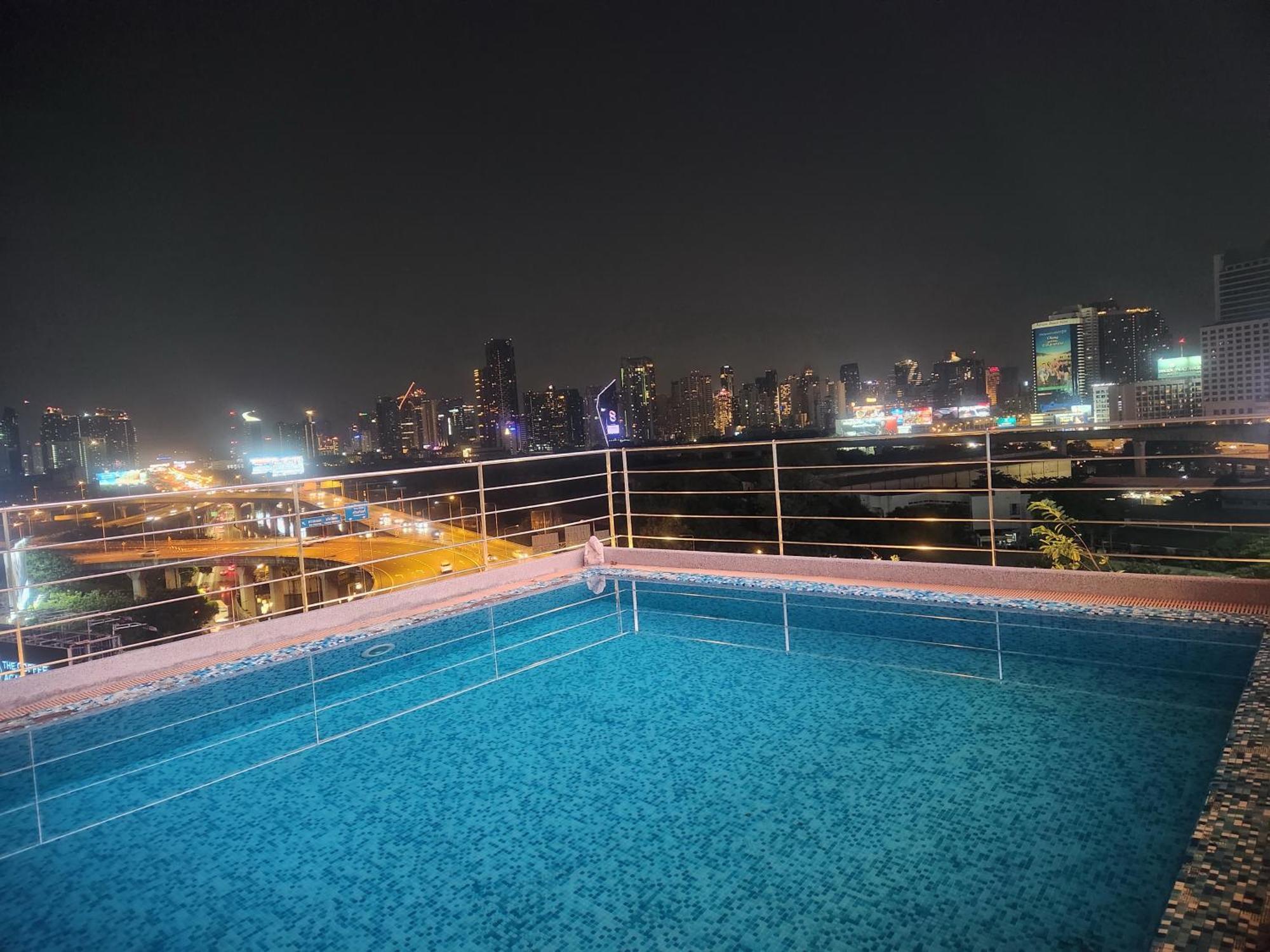 Interchange Tower Serviced Apartment - Sha Extra Plus Bangkok Bagian luar foto
