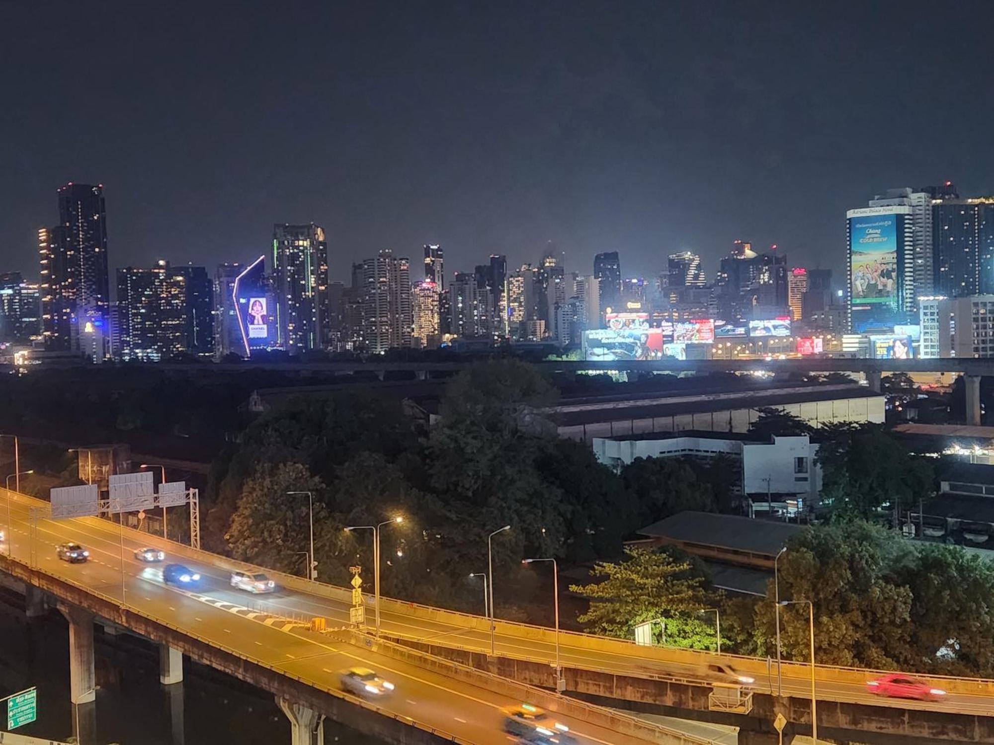 Interchange Tower Serviced Apartment - Sha Extra Plus Bangkok Bagian luar foto