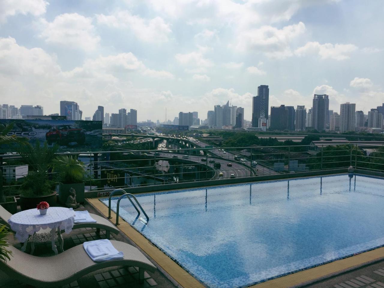 Interchange Tower Serviced Apartment - Sha Extra Plus Bangkok Bagian luar foto